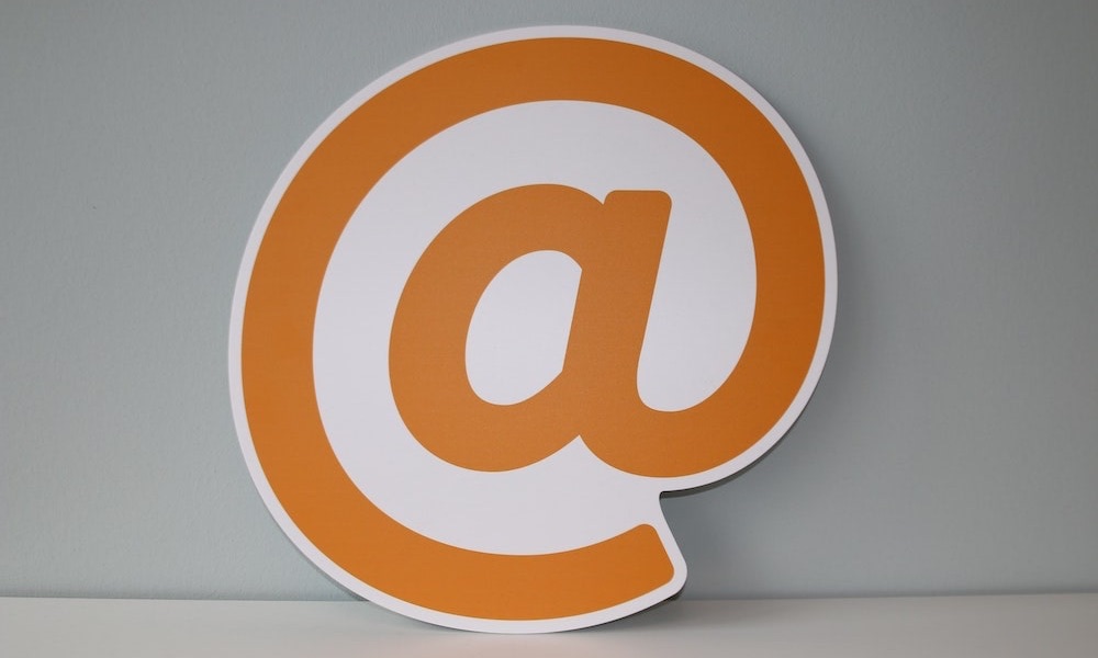Email incluido en nuestros paquetes opcionales